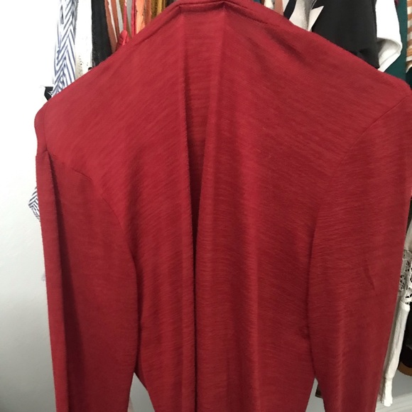 Crop Red long sleeve with a twist in the front. - Picture 2 of 2